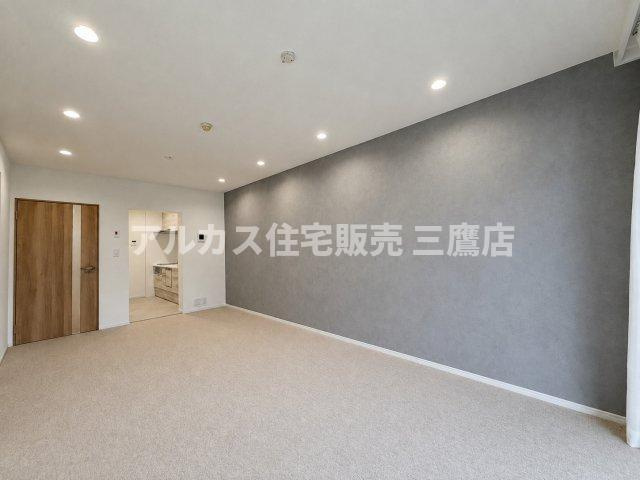 パークハイム三鷹の居間・リビング|グレーのアクセントウォールが洗練された印象を与えるLDK。開放的な住空間が広がります。