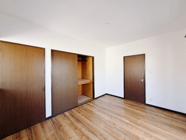 【中古戸建】桐生市相生町5丁目の洋室|■洋室｜シンプルで使い勝手が良く、長く快適にお使いいただける空間です♪家具の配置がしやすく、お好みのレイアウトをお楽しみいただけます♪