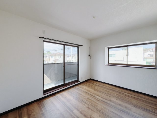 【中古戸建】桐生市相生町5丁目の洋室|■洋室｜バルコニーにも出られる2階の一室♪お勉強などに疲れたら気晴らしもできますね♪収納も大容量で、お部屋がいつでもスッキリ片付きます＊。
