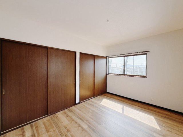 【中古戸建】桐生市相生町5丁目の洋室|■洋室｜ナチュラルカラーの床です。模様替えなどとても楽しく工夫できます♪陽当たり、風通しもとても良いので毎日快適な生活スタートです！