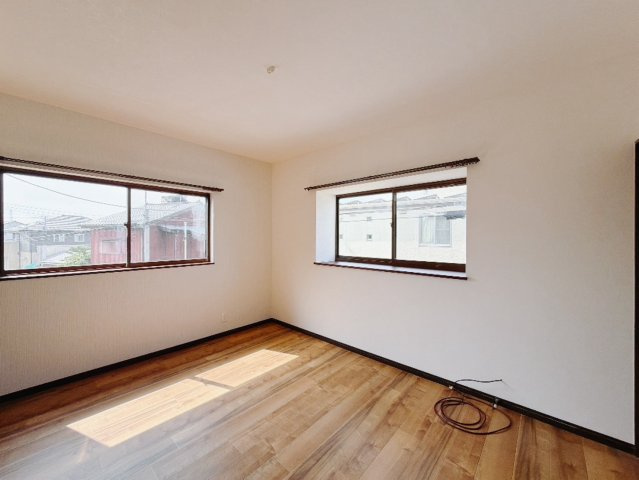 【中古戸建】桐生市相生町5丁目の洋室|■洋室｜ほっと安らぐ落ち着いたナチュラルな色合い。ウッドの質感でお部屋も心もやさしいぬくもりに包まれます。明るい日差しが降り注ぐお部屋に、居心地の良さを感じます♪