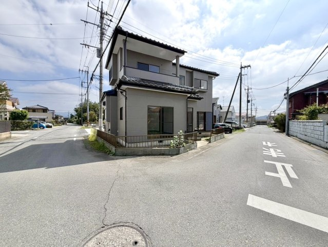 【中古戸建】桐生市相生町5丁目の外観|■外観｜角地のため風通しが良く開放感があり、隣接する建物が少なくプライバシーを確保しやすいのがメリットです♪