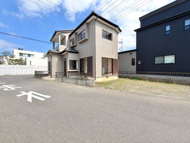 【中古戸建】桐生市相生町5丁目の外観|■外観｜前面道路が広く見渡しが良いので、車の安全確認もばっちり！