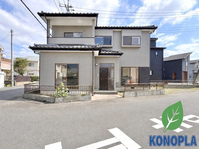 【中古戸建】桐生市相生町5丁目の外観|■外観｜室内の隅まで陽射しが差し込みやすい全居室南向き♪光をやさしく反射する外壁により、日中はより開放的で爽やかな印象となり、住まい全体を明るく見せてくれます♪