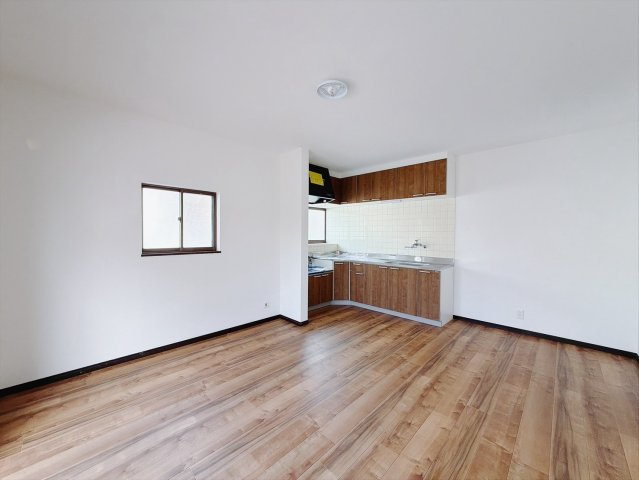 【中古戸建】桐生市相生町5丁目の居間・リビング|■リビング｜ナチュラルな質感で魅せる、くつろぎの時間。ゆっくりとした時間が流れるリビングで、家族だんらんのひと時をお過ごしいただけます♪