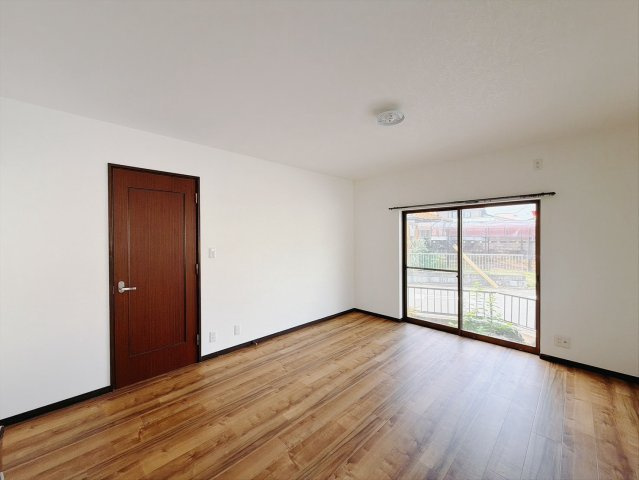 【中古戸建】桐生市相生町5丁目の居間・リビング|■リビング｜南側に大きな窓があるので、採光もバッチリとれます。明るい空間のリビングは自然と笑顔も増えますね♪