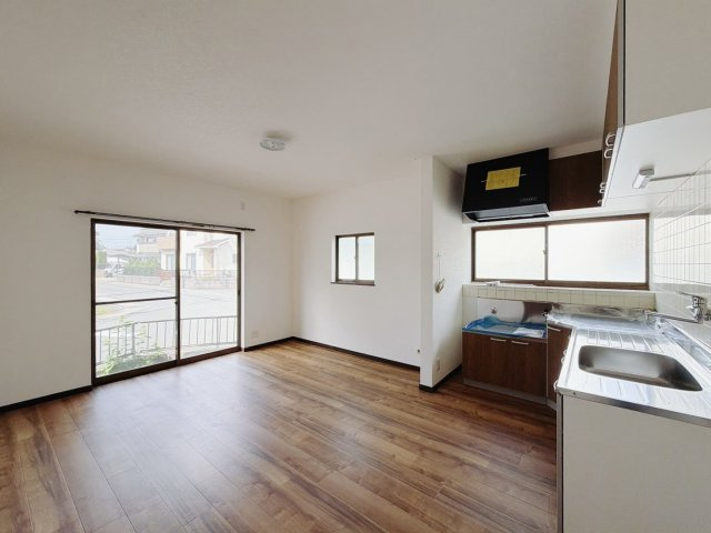 【中古戸建】桐生市相生町5丁目の居間・リビング|■リビング｜窓から射し込む陽射しが縦横に広がり、あたたかな空間を形作ります♪木目のきれいなフローリングとシンプルな壁紙は、一日中家に居ても飽きることなく過ごすことができる素敵な空間です♪