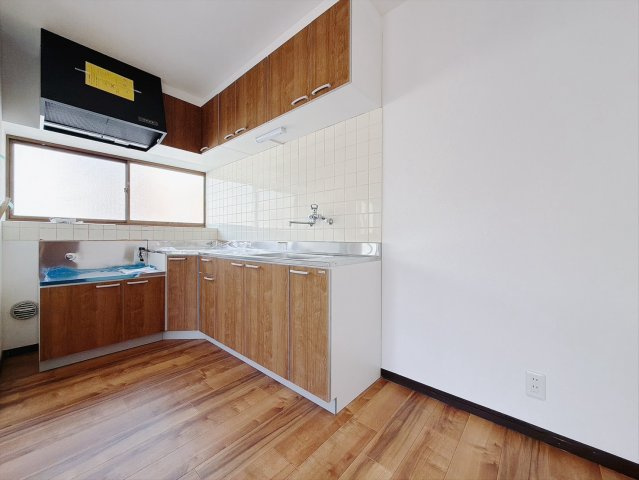 【中古戸建】桐生市相生町5丁目のキッチン|■キッチン｜大きなお鍋や調理用具のも出し入れラクラクな収納がたっぷり！毎日使う場所だからこそ、無理のない姿勢で作業できるのは嬉しいポイントですね(*＾＾*)♪