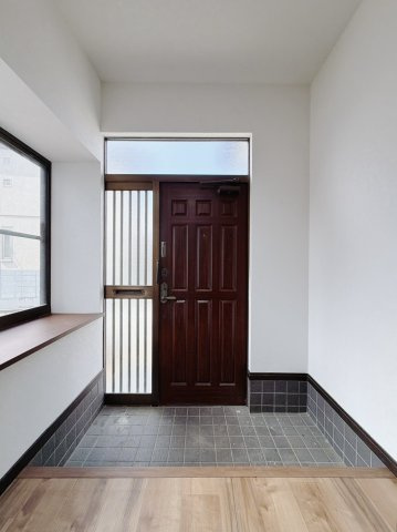 【中古戸建】桐生市相生町5丁目の玄関|■玄関｜自然光がたっぷりと差し込む玄関。太陽の光を浴びて元気にいってらっしゃい♪