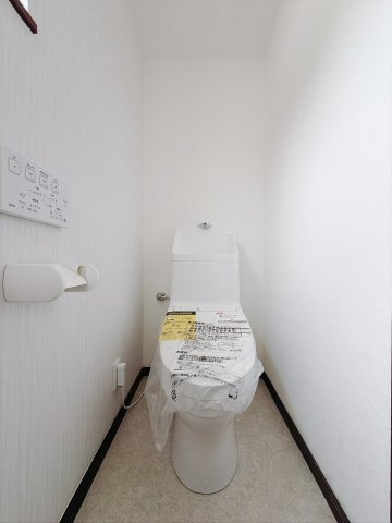 【中古戸建】桐生市相生町5丁目のトイレ|■トイレ｜白を基調とした清潔感溢れるトイレになっています。トイレには窓がついていますので常に換気をすることができ清潔を保てます。