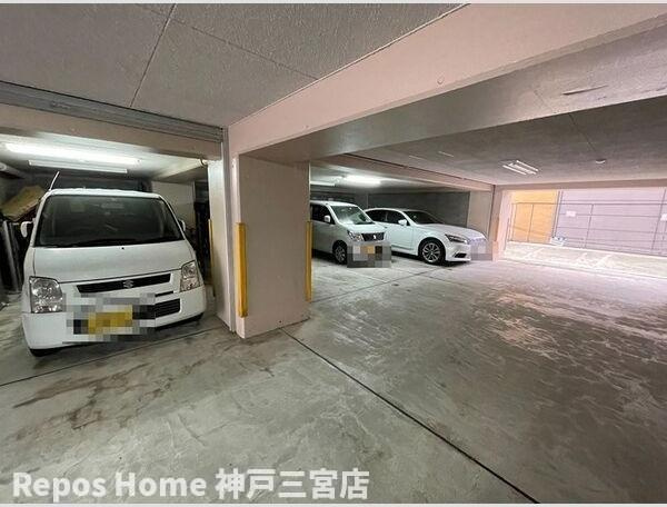 エスリード三宮の駐車場