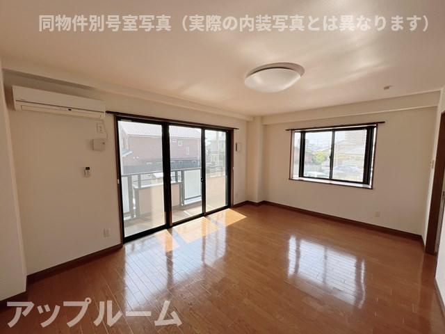 コンド勝川の居間・リビング