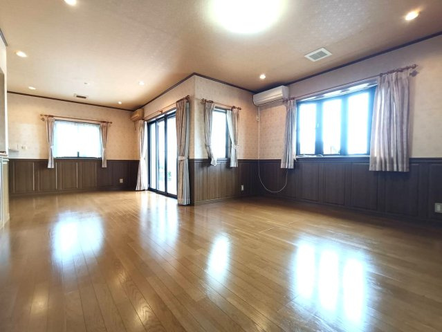 北葛飾郡松伏町　松伏　中古戸建の居間・リビング|ゆったり過ごせるリビングです