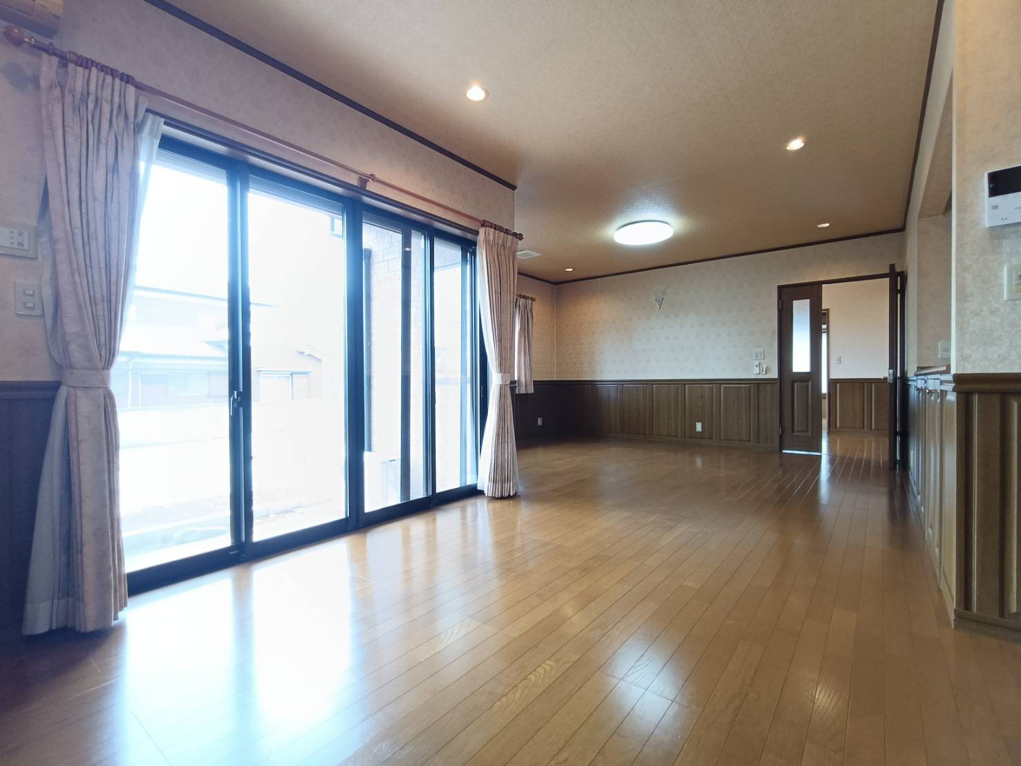 北葛飾郡松伏町　松伏　中古戸建の居間・リビング|こちらの居間で趣味の時間をお楽しみください