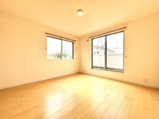 滝谷町3丁目の洋室|南向きバルコニーに面し、採光に恵まれた明るい洋室
