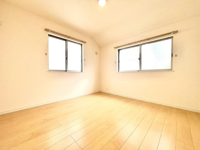 滝谷町3丁目の洋室|たっぷりの陽射しを確保する2面採光です
