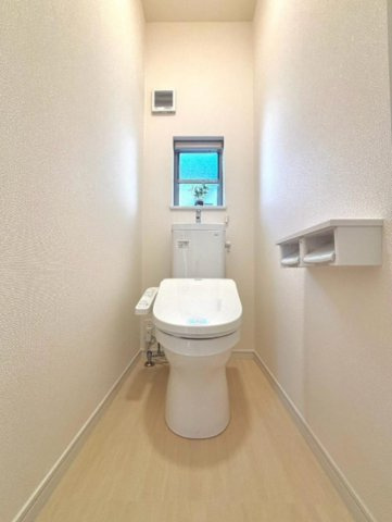 滝谷町3丁目のトイレ|窓があるトイレは、明るく換気も安心
2カ所にあり