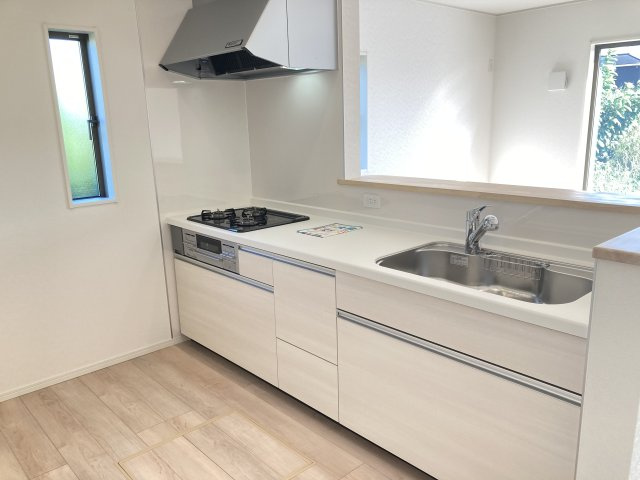 クレイドルガーデン前橋市青柳町第27　7号棟（平屋）のキッチン|人気のカウンターキッチン採用です☆
コンロも３口ご用意しています！調理スペースも広くストレスなくお料理できます。
浄水器つきなので美味しいお水も飲めますよ♪