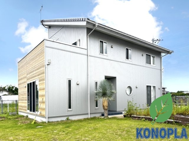 【中古戸建】伊勢崎市波志江町の外観|■外観｜窓の配置や、爽やかな白ベースの外観が清潔感をもたらします。まっさらなキャンバスのような家にこだわりを彩って…始めよう、あなただけの豊かな暮らし( ＾＾ )