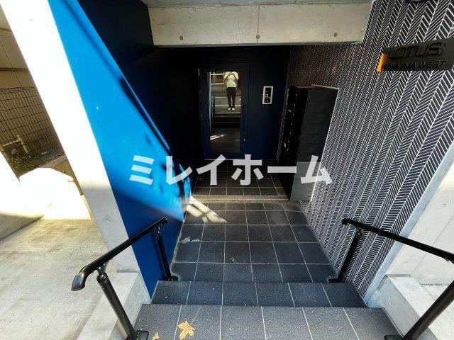 ロータス平和島Westのエントランス