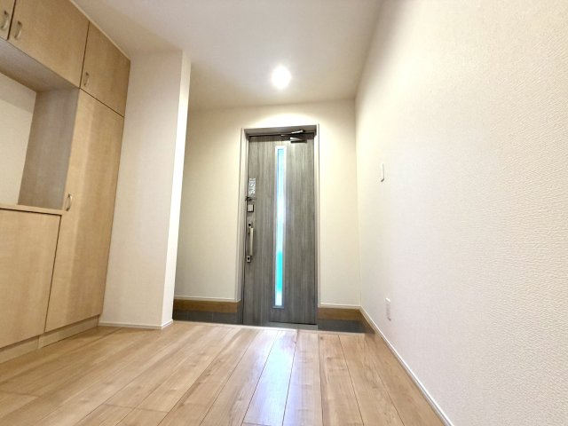 越谷市弥十郎１号棟　新築戸建の玄関|開放感のある吹抜け設計の玄関スペース。上部からの自然光が玄関全体を明るく照らします。