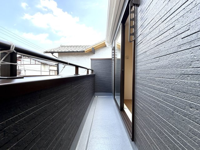 越谷市弥十郎１号棟　新築戸建のバルコニー|陽当たり抜群のバルコニー。朝から心地よい太陽の光がたっぷりと注ぎ込みます。