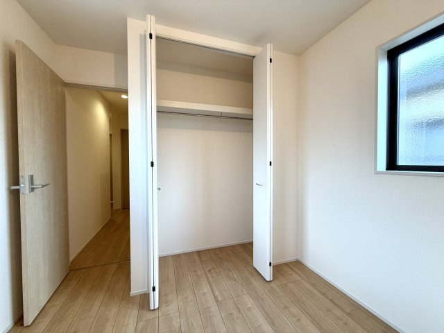 越谷市弥十郎１号棟　新築戸建の収納|お部屋の生活感をスッキリ隠せるシンプルなクローゼット。居室部分を広く贅沢に使うことができます。