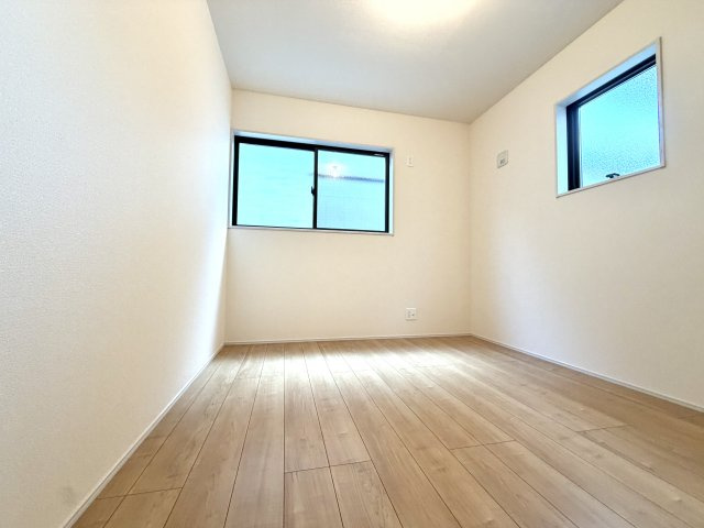 越谷市弥十郎１号棟　新築戸建の洋室|統一感のあるナチュラルな内装デザイン。年齢や好みを問わず、長く心地よく使えるお部屋です。