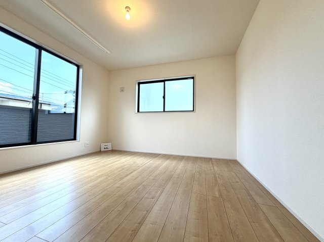越谷市弥十郎１号棟　新築戸建の洋室|独立性が高くプライベートな時間を大切にできる洋室。家族それぞれが自分の時間を快適に過ごせます。