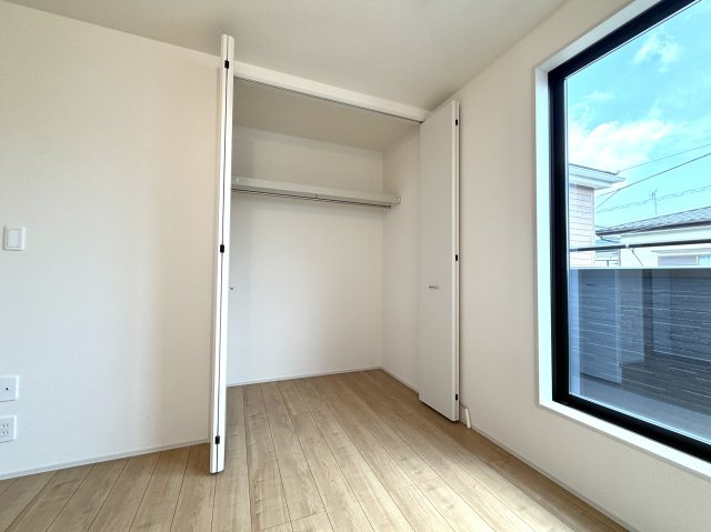 越谷市弥十郎１号棟　新築戸建の収納|収納内部に棚を備えており、小物やバッグもすっきり整理整頓。デッドスペースを作らず効率良く使えます。