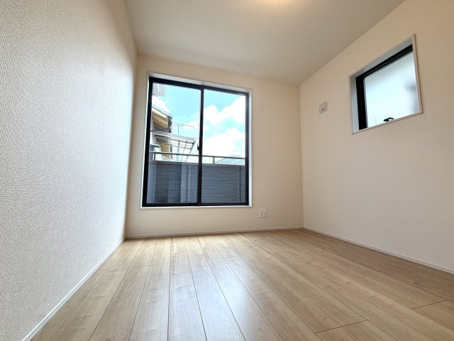 越谷市弥十郎１号棟　新築戸建の洋室|明るい光が差し込む心地よい洋室。シンプルで癖のない内装のため、どんなインテリアも綺麗に映えます。