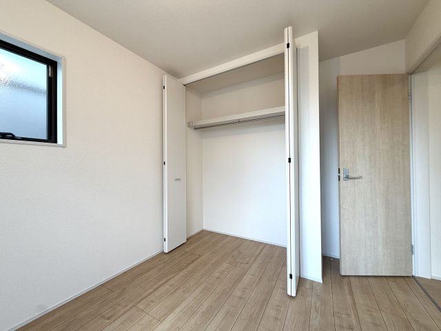 越谷市弥十郎１号棟　新築戸建の収納|服をかけたまままとめて保管できるハンガーパイプ付き。毎日のコーディネートや服選びもスムーズです。