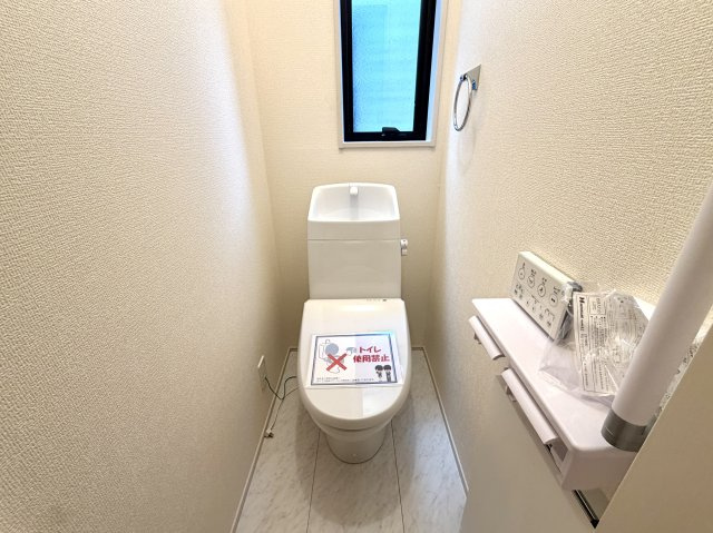 越谷市弥十郎１号棟　新築戸建のトイレ|階ごとに独立したトイレを設置。生活階に合わせた移動動線が確保され、日々の暮らしがより快適になります。