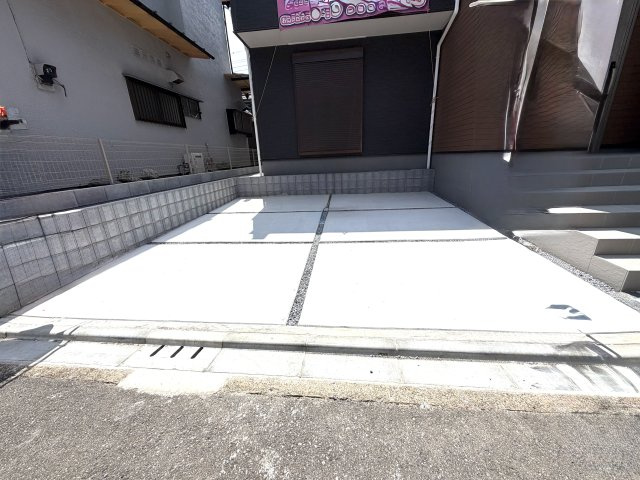 越谷市弥十郎１号棟　新築戸建の駐車場|セカンドカーの所有や将来の買い替えにも安心な2台駐車可能スペース。暮らしの幅が広がります。
