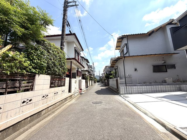 越谷市弥十郎１号棟　新築戸建の前面道路含む現地写真|車の通り抜けが少ない道路構造のため防犯面でも安心。お子様の登下校や毎日の歩行も安全な環境です。