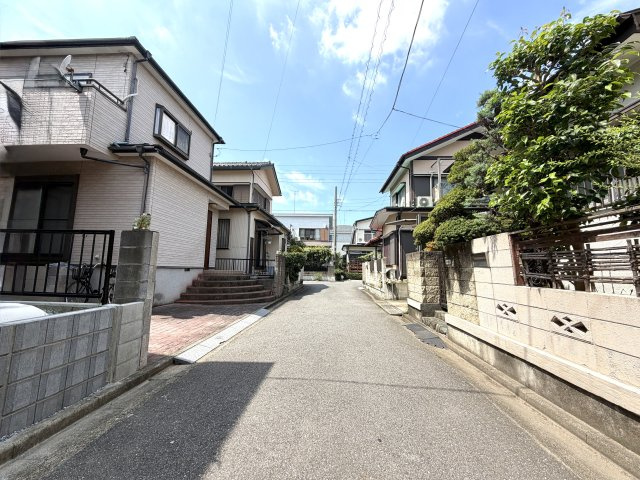 越谷市弥十郎１号棟　新築戸建の前面道路含む現地写真|前面道路は主に近隣住民が利用するため交通量が抑えめ。静かな生活環境と車通りの少なさが大きな魅力です。