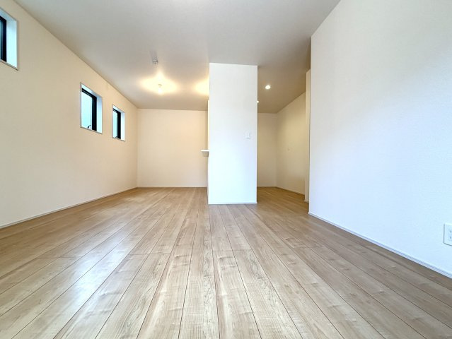 越谷市弥十郎１号棟　新築戸建の居間・リビング|大きなテレビやL字ソファーもすっきり置けるリビング空間。映画鑑賞や家族のだんらんにぴったりです。