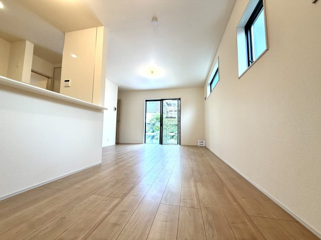 越谷市弥十郎１号棟　新築戸建の居間・リビング|家族が自然と集まる居心地の良いLDK。休日も家の中でゆったりリラックスして過ごせます。