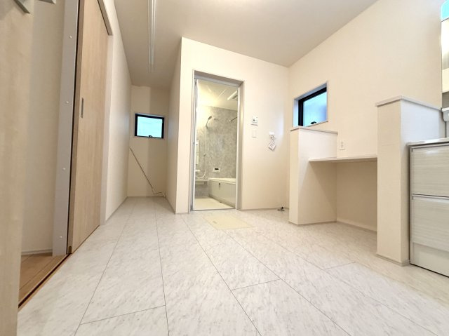 越谷市弥十郎１号棟　新築戸建の脱衣所|洗濯機を置いてもゆとりのある脱衣所。風通りも良くカビ予防や換気がしやすい清潔な空間です。