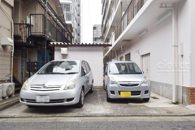 【駐車場】 | ルネ中村橋 | マンションの駐車場スペース。空きの有無や駐車料金、サイズ規定などについては、改めてお問い合わせください。～即日のご見学可能～　お問合せはお気軽にどうぞ。
