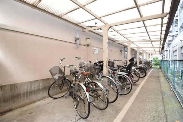 【駐輪場】 | ルネ中村橋 | 自転車置き場。マンションの共用部にあたります。空きの有無や駐輪料金、各戸の台数制限などについては、改めてお問い合わせください。～即日のご見学可能～　お問合せはお気軽にどうぞ。
