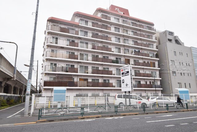 【現況写真】 | ルネ中村橋 | 青空によく映える建物です。手入れの行き届いた外壁やマンション正面エントランスなど、綺麗な姿をぜひ一度、現地にてご覧ください。～即日のご見学可能～　お問合せはお気軽にどうぞ。
