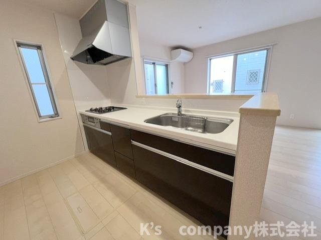 ◎高座郡寒川町一之宮8丁目　中古戸建のキッチン|濃い色調の引き締まった印象のシステムキッチン☆