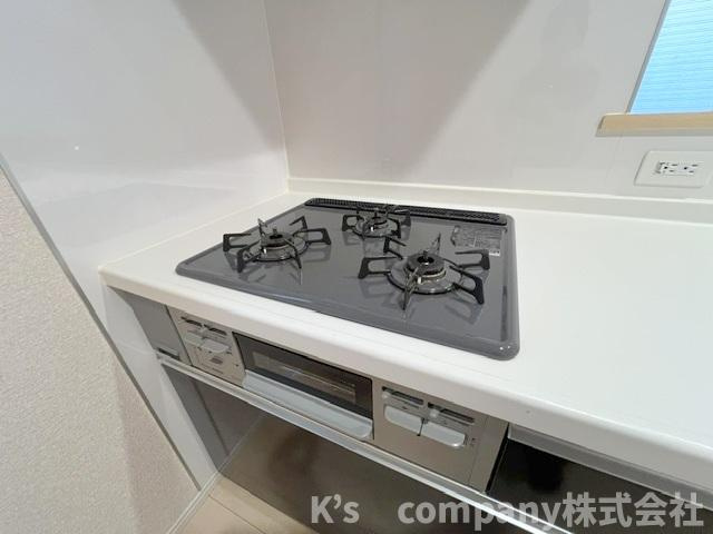◎高座郡寒川町一之宮8丁目　中古戸建のキッチン|三口ガスコンロでお料理の幅が広がります◇