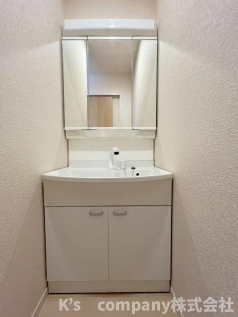 ◎高座郡寒川町一之宮8丁目　中古戸建の独立洗面台|三面鏡の内側には小物収納が充実しています◇