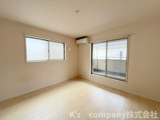 ◎高座郡寒川町一之宮8丁目　中古戸建の寝室|洋室8帖◇バルコニーに出られるお部屋で主寝室におすすめです◇