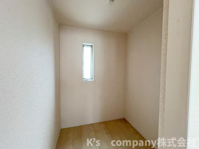 ◎高座郡寒川町一之宮8丁目　中古戸建の収納|洋室8帖の納戸◇ウォークインクローゼットとしてご利用できます◇