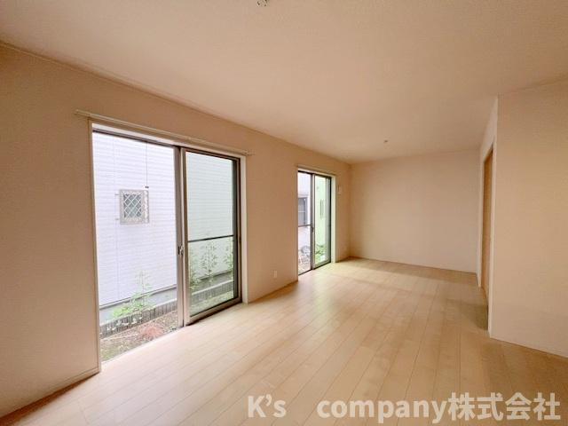 ◎高座郡寒川町一之宮8丁目　中古戸建の居間・リビング|広い大きな2つの窓から、明るい日差しが差し込み心地の良い空間☆
