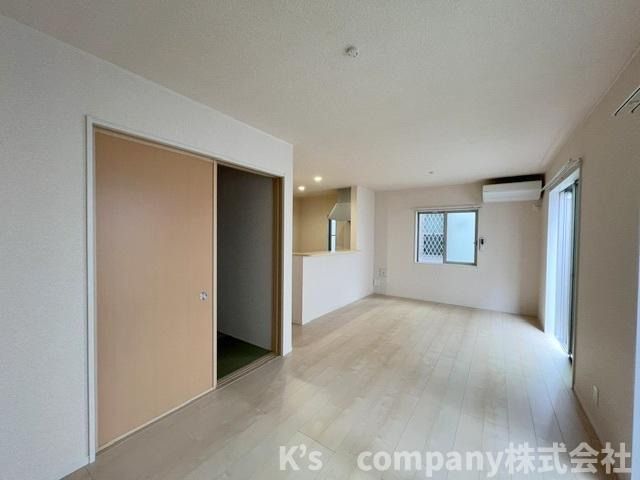 ◎高座郡寒川町一之宮8丁目　中古戸建の居間・リビング|リビングに隣接している和室が見えます◇