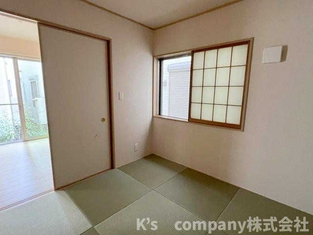 ◎高座郡寒川町一之宮8丁目　中古戸建の和室|和室4.5帖◇引き戸を開けてお使いいただくと、リビングに裸足でくつろげる空間になります◇